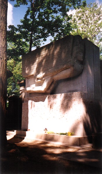 The stunningly individual memorial to Oscar Wilde